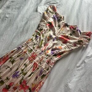 XS but fits a S floral patterned silky dress that is flattering for love handles